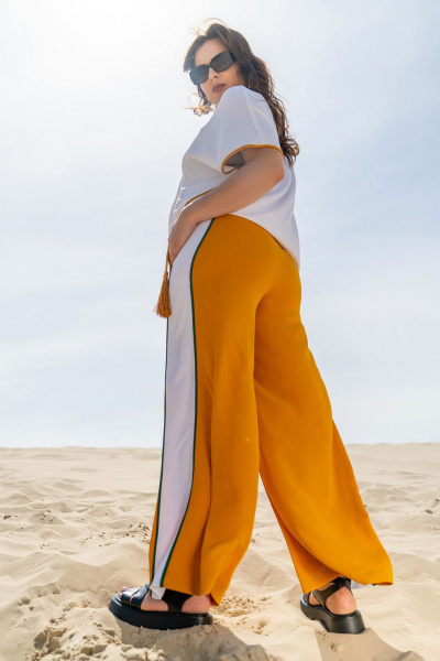 Костюм с блузкой и брюками с наклонными карманами Andina 951 белый/шафран/шафран - фото 5