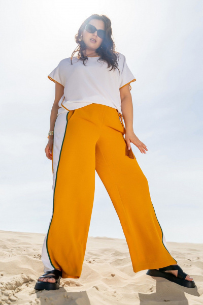 Костюм с блузкой и брюками с наклонными карманами Andina 951 белый/шафран/шафран - фото 4