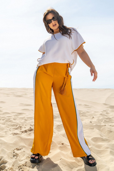 Костюм с блузкой и брюками с наклонными карманами Andina 951 белый/шафран/шафран - фото 3