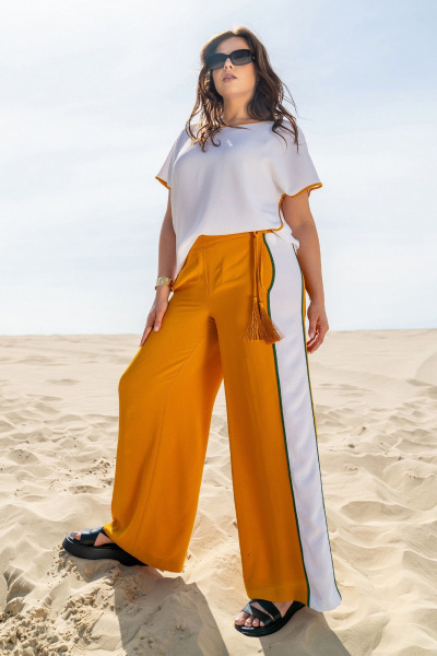 Костюм с блузкой и брюками с наклонными карманами Andina 951 белый/шафран/шафран - фото 2