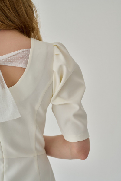 Нарядное платье из текстиля с бантами и глубоким вырезом Мастер Мод 823бс молочный - фото 5