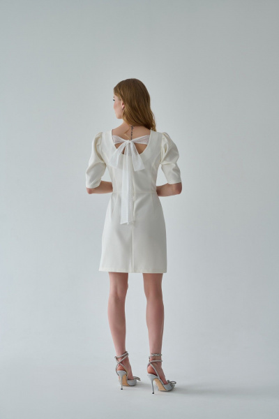 Нарядное платье из текстиля с бантами и глубоким вырезом Мастер Мод 823бс молочный - фото 2