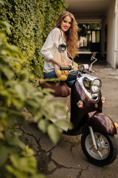 Блуза свободного силуэта с вышивкой и вырезом Urs 24-392-1 - фото 8