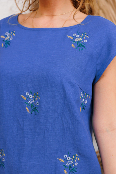 Платье лен с вышивкой по переду и разрезом AMORI 9797 василёк - фото 4