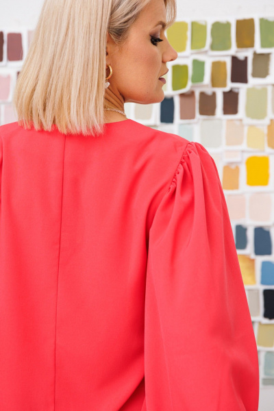Объемная блузка из текстиля с рукавом на резинке и V-образным вырезом Anastasia 1048.1 коралл - фото 6