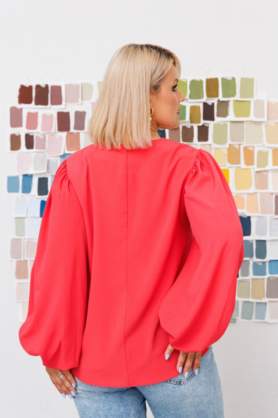 Объемная блузка из текстиля с рукавом на резинке и V-образным вырезом Anastasia 1048.1 коралл - фото 5
