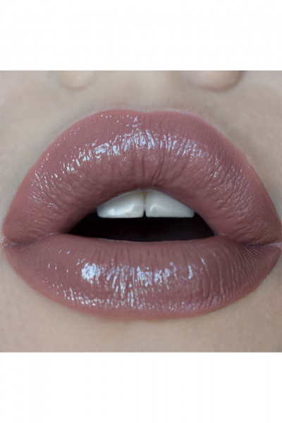 Блеск для губ коричневый с витамином Е и богатым оттенком Belor Design Nude Harmony Outfit Lip тон 28 Taupe Hoodie - фото 3