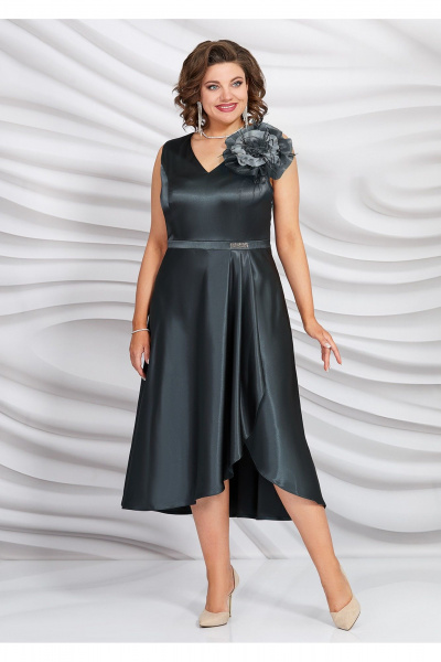 Платье из атласа с рельефами, запахом и объемным цветком Mira Fashion 5445 - фото 1