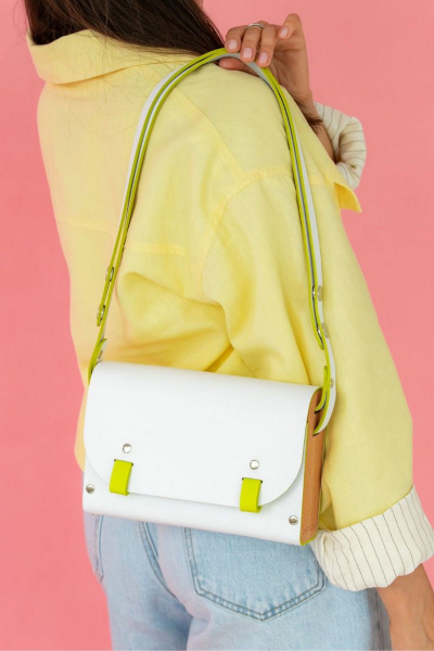 Кожаная сумка через плечо с деревянными вставками, белая Because AELITA_WHITE_NEON - фото 7