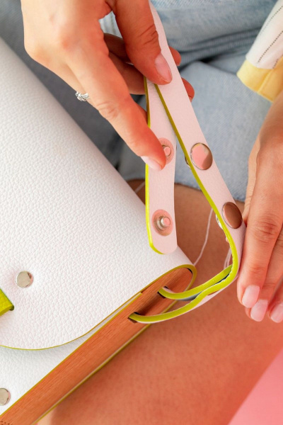 Кожаная сумка через плечо с деревянными вставками, белая Because AELITA_WHITE_NEON - фото 2