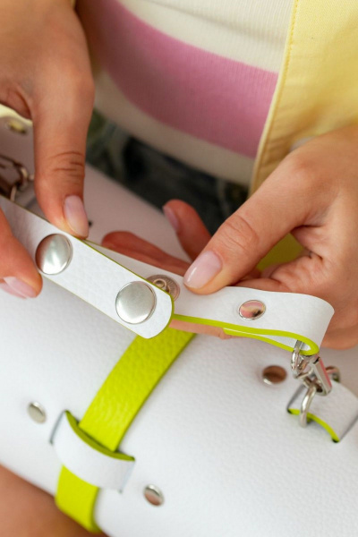 Кожаная сумка через плечо с деревянными вставками, белая Because TUBUS_WHITE_NEON - фото 2