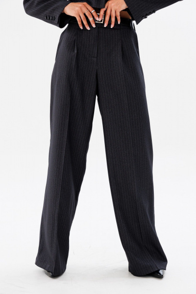 Брюки прямого кроя в полоску из текстиля для делового образа FAMA 24026 графит_белая_ полоска - фото 3
