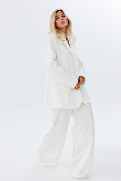Костюм белый брючный с жакетом из поливискозы для офисного стиля FAMA 24034-1 молочный_экрю - фото 10