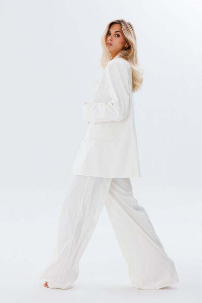 Костюм белый брючный с жакетом из поливискозы для офисного стиля FAMA 24034-1 молочный_экрю - фото 8