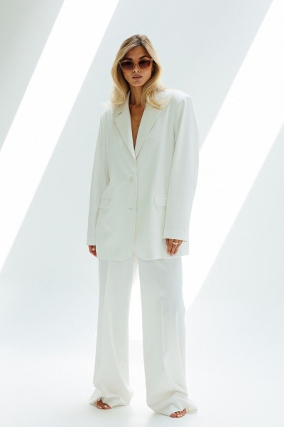 Костюм белый брючный с жакетом из поливискозы для офисного стиля FAMA 24034-1 молочный_экрю - фото 1
