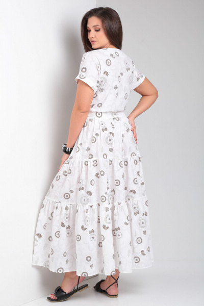 Платье прямое с воланами и спущенным плечом Andina city 8028 белый_коричневые_круги - фото 2