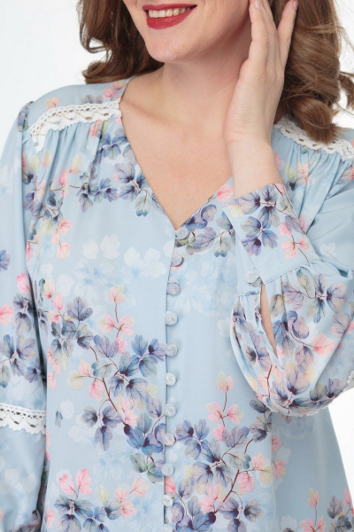 Блуза из легкой ниагары с кружевными вставками и кокетками Anelli 827 голубой_цветы - фото 4