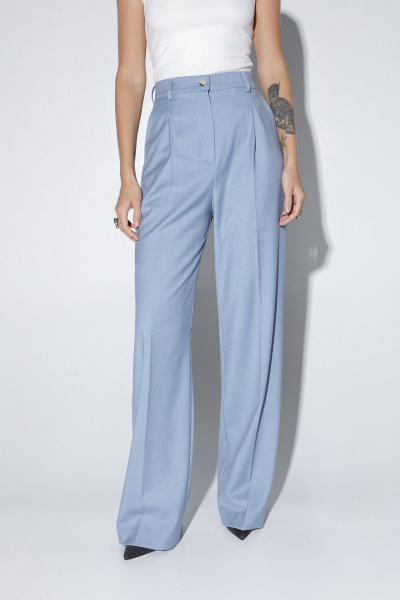 Деловой костюм-двойка из трапециевидного жакета и брюк со стрелками PiRS 4822 голубой - фото 5