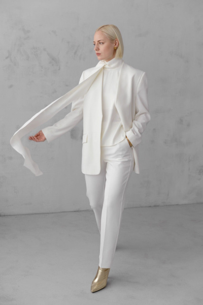 Модель жакета с шлицей, воротом «апаш» и мягкой тканью HELEN BIRCH J037а молочный - фото 12