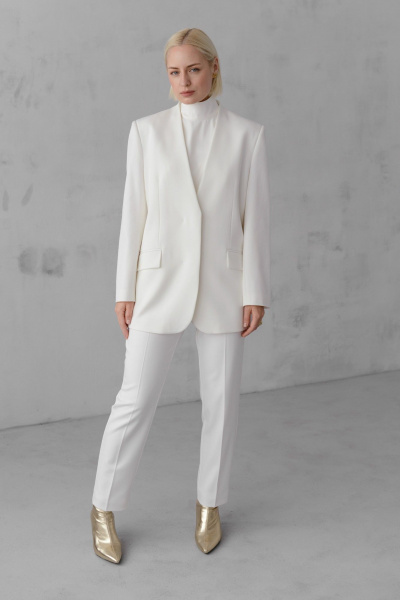 Модель жакета с шлицей, воротом «апаш» и мягкой тканью HELEN BIRCH J037а молочный - фото 11