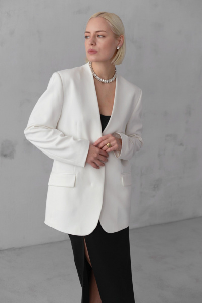 Модель жакета с шлицей, воротом «апаш» и мягкой тканью HELEN BIRCH J037а молочный - фото 7