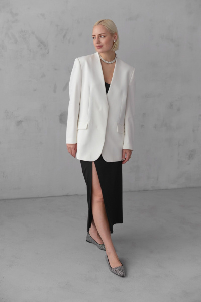 Модель жакета с шлицей, воротом «апаш» и мягкой тканью HELEN BIRCH J037а молочный - фото 8