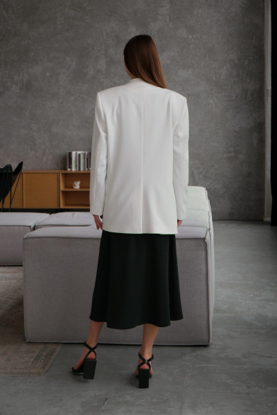 Модель жакета с шлицей, воротом «апаш» и мягкой тканью HELEN BIRCH J037а молочный - фото 10