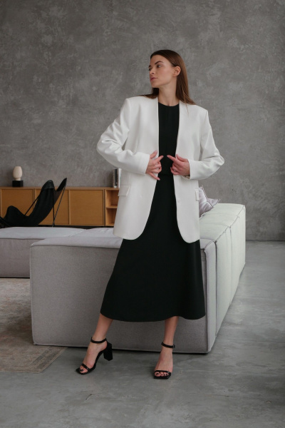 Модель жакета с шлицей, воротом «апаш» и мягкой тканью HELEN BIRCH J037а молочный - фото 9