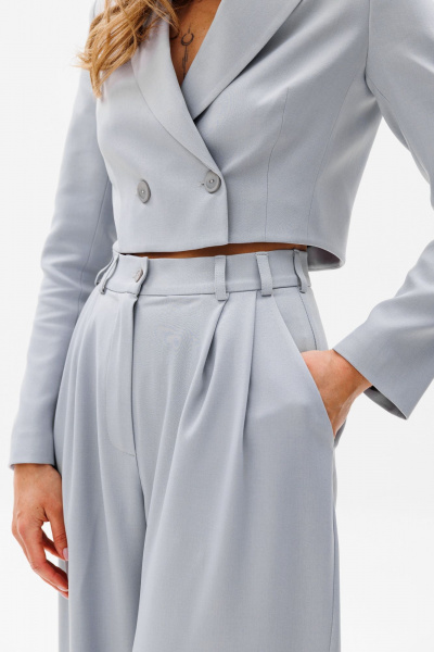 Костюм жакет и брюки из текстиля с складками AVRIL 2003 серый - фото 6
