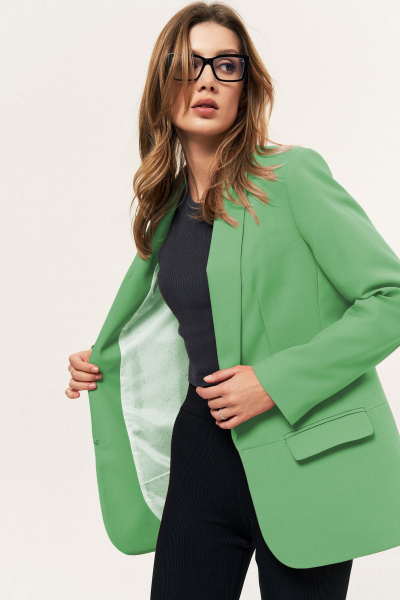 Деловой удлиненный зеленый жакет без шлицы с карманами LeNata 12366 салатовый - фото 4