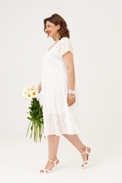 Легкое летнее белое платье-рубашка с спущенными плечами и поясом Almirastyle 371 - фото 6