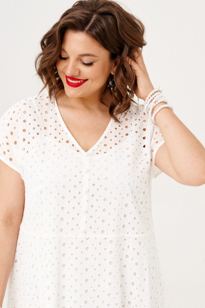 Легкое летнее белое платье-рубашка с спущенными плечами и поясом Almirastyle 371 - фото 5