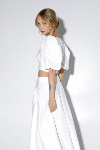 Топ из ткани с пышными рукавами и фигурным вырезом PiRS 5142 белый - фото 6