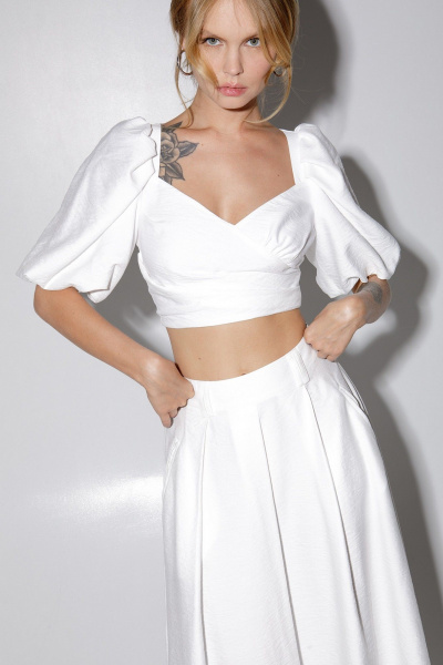 Топ из ткани с пышными рукавами и фигурным вырезом PiRS 5142 белый - фото 5