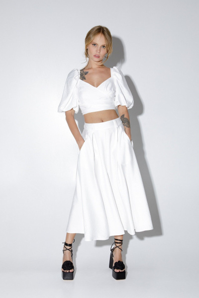 Топ из ткани с пышными рукавами и фигурным вырезом PiRS 5142 белый - фото 2