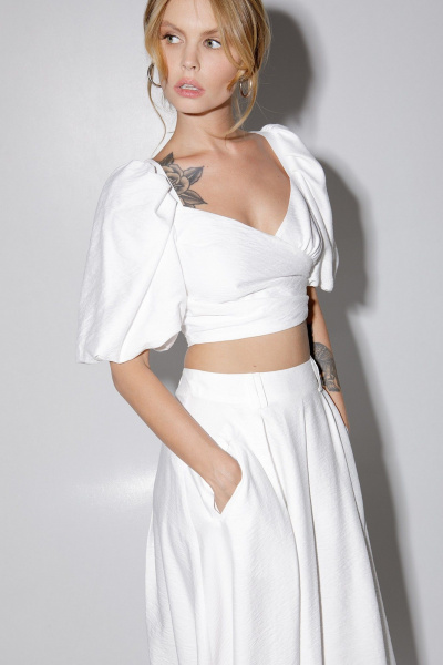 Топ из ткани с пышными рукавами и фигурным вырезом PiRS 5142 белый - фото 1