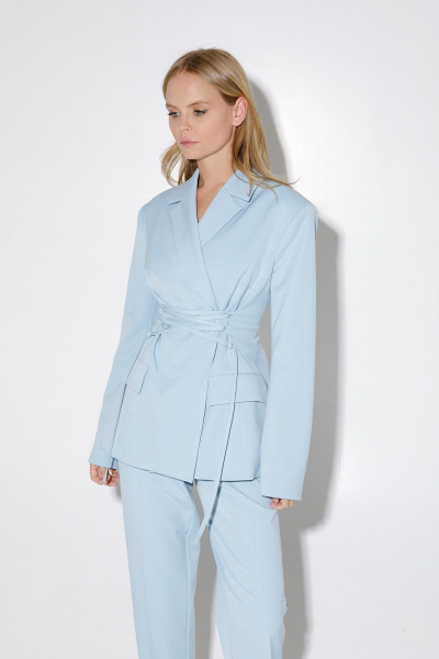 Жакет со шнуровкой и расширенной линией плеч из текстиля PiRS 5148 серо-голубой - фото 6