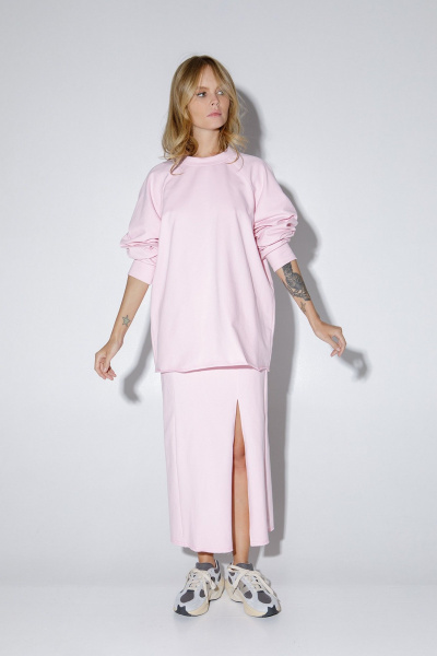 Дополнительный костюм из трикотажного свитшота и юбки-макси с разрезом PiRS 5184 розовый - фото 4
