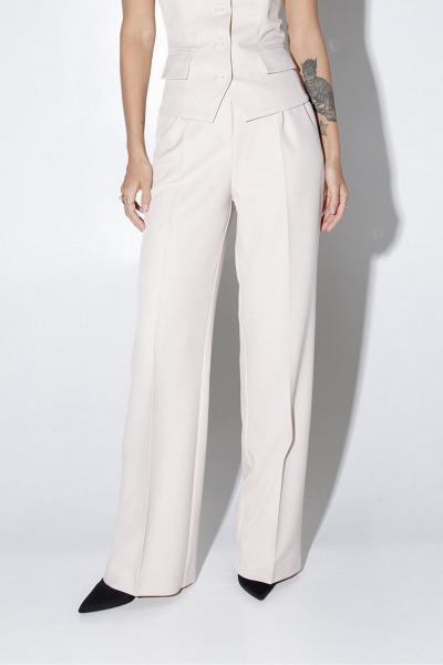Костюм из приталенного жакета и палаццо с разрезами PiRS 5243 светло-бежевый - фото 6