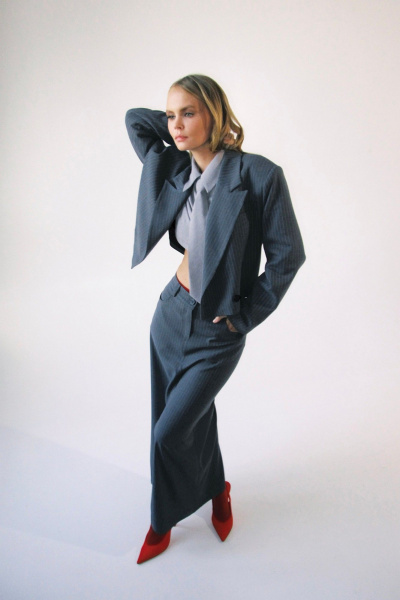 Костюм-двойка с юбкой и жакетом с разрезом PiRS 5301 серый - фото 6