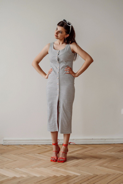 Синее трикотажное платье с металлическими пуговицами ERTANNO 2112 белый/синий - фото 8