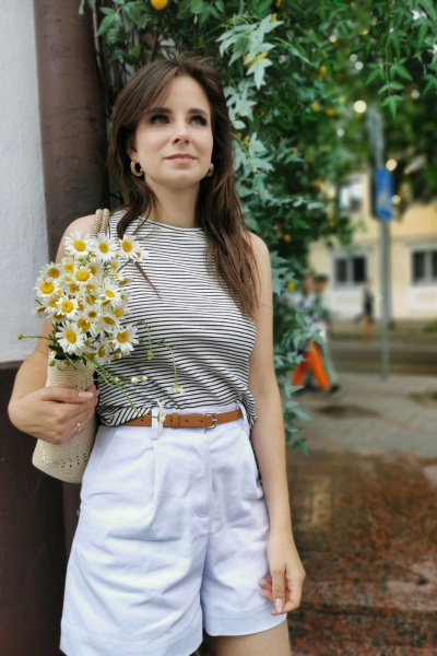 Белые шорты с складками и накладными карманами ERTANNO 2116-б белый - фото 6