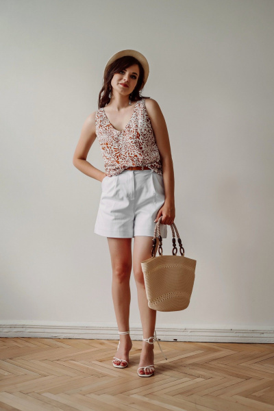 Белые шорты с складками и накладными карманами ERTANNO 2116-б белый - фото 3