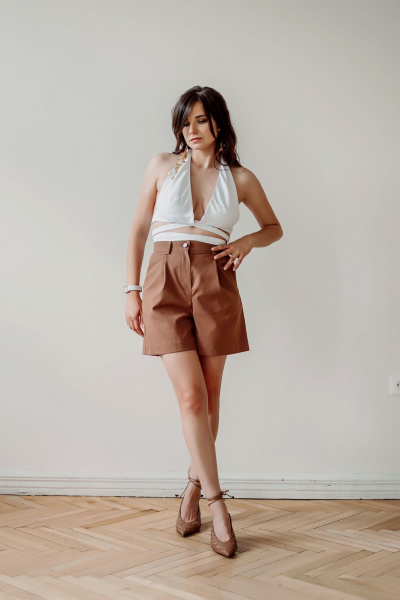 Шорты из хлопка с глубокими складками и карманами ERTANNO 2116-т табачный - фото 5