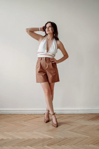 Шорты из хлопка с глубокими складками и карманами ERTANNO 2116-т табачный - фото 2