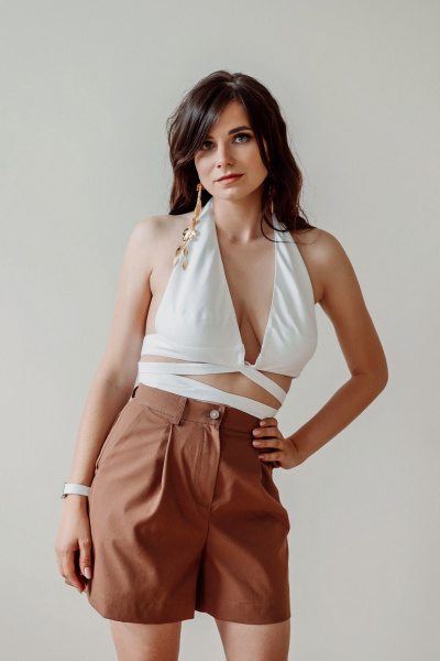 Шорты из хлопка с глубокими складками и карманами ERTANNO 2116-т табачный - фото 1