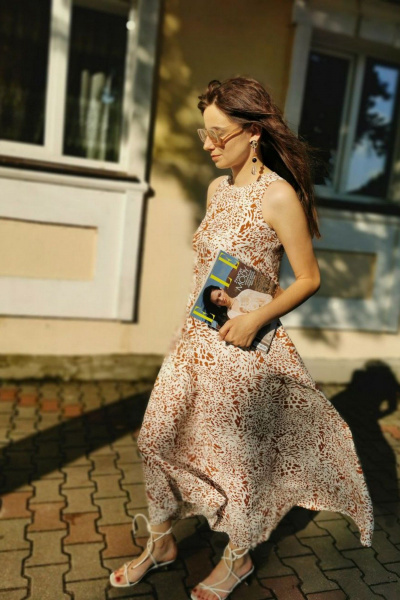 Легкое летнее платье А-силуэта из вискозы без рукавов ERTANNO 2118 молочный/коричневый - фото 10