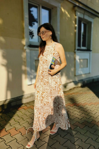 Легкое летнее платье А-силуэта из вискозы без рукавов ERTANNO 2118 молочный/коричневый - фото 9