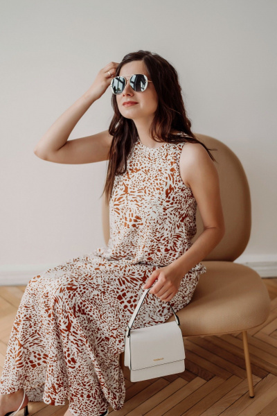 Легкое летнее платье А-силуэта из вискозы без рукавов ERTANNO 2118 молочный/коричневый - фото 4