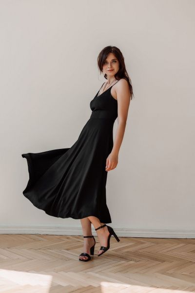Черное платье на регулируемых бретелях из вискозы ERTANNO 2123 черный - фото 6